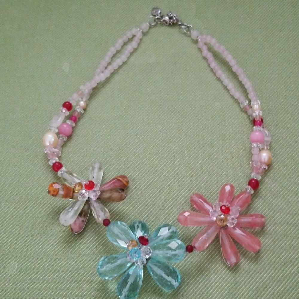 Floral necklace with beads and crystals